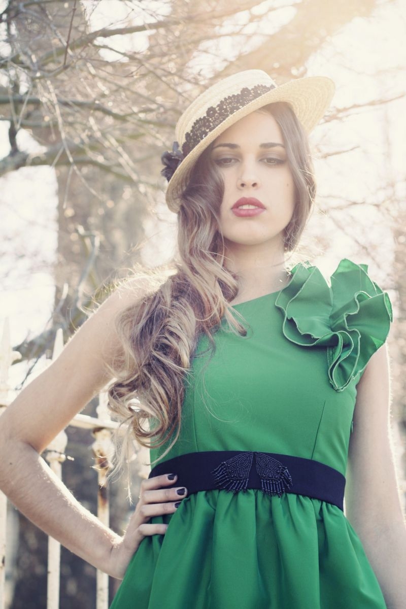 vestido corto de fiesta de vuelo asimetrico verde invitada boda de arimoka